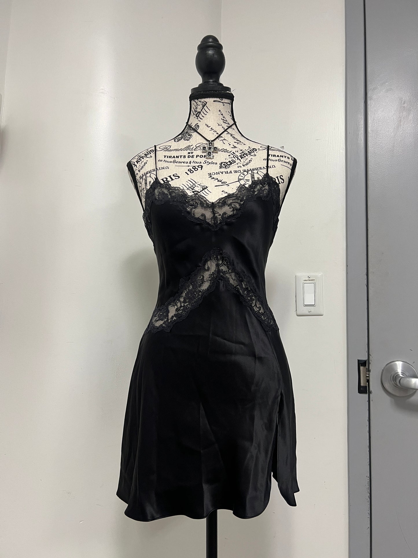 Y2K Vintage Victoria's Secret 2003 Black Silk & Lace Slip Dress - (S)